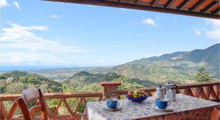 House with yard & grill in Camaiore