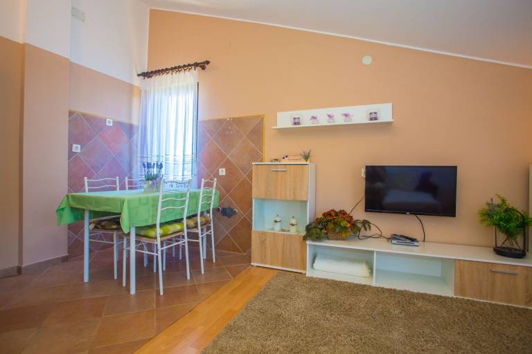 Rental apartment with barbecue & garden — photo 2
