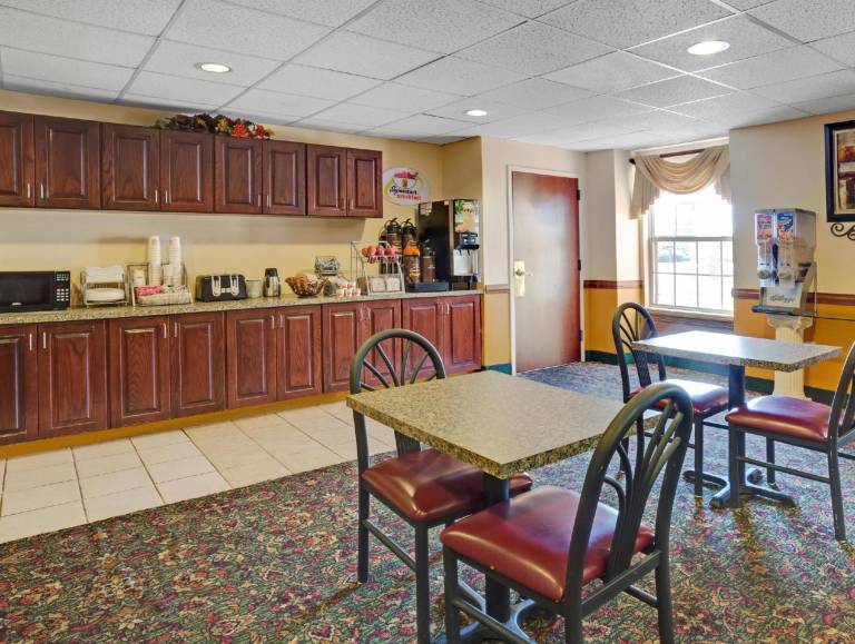 Super 8 By Wyndham Louisville/Expo Center — photo 2