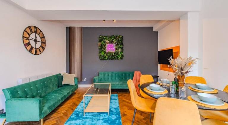 Super Central 2 Bedroom Flat Next to Brighton Beach & Shopping Center in Brighton