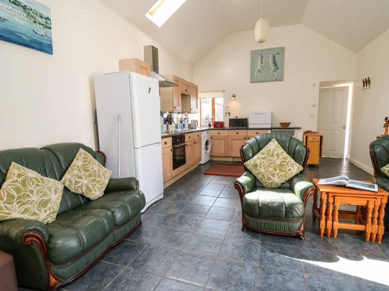 Family-friendly charming cottage with yard | Pets allowed — photo 2