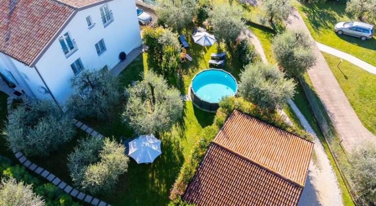 Apartment with private pool, yard & barbecue in Manerba del Garda