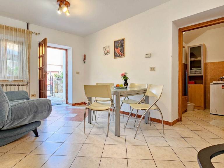 Apartment with patio & barbecue — photo 4