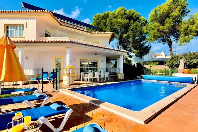 Casa Luna with Saltwater Pool – Private Pool, Garden & Parking in Albufeira
