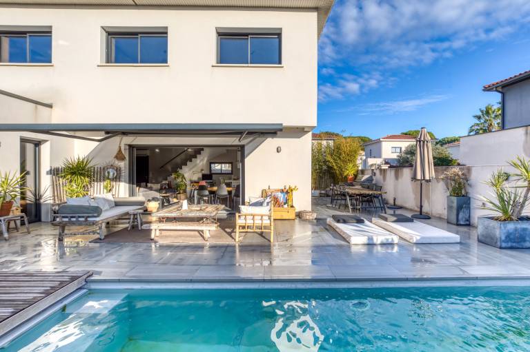 Family-friendly villa with grill, garden & pool | Garden view | Suitable for remote work | Dogs allowed in Mauguio