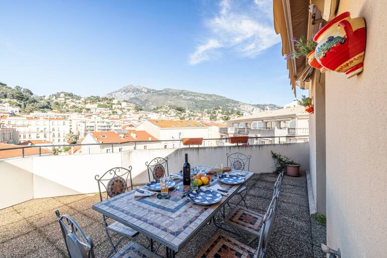 Apartment with patio, pool & sauna in Menton