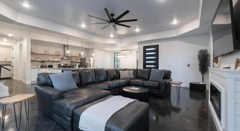 Vacation home with pool & jacuzzi — photo 3