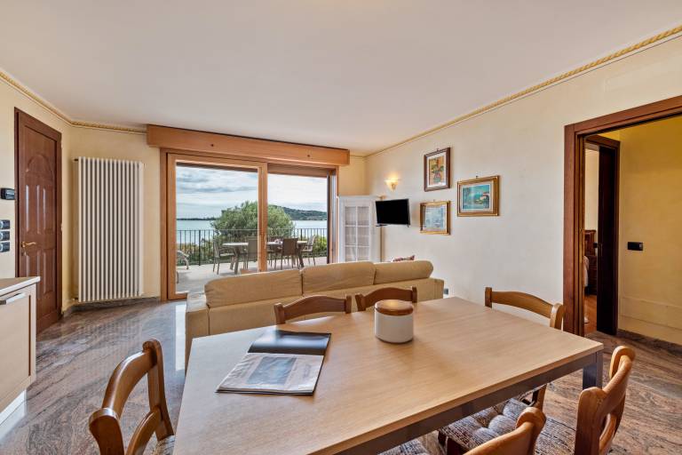 Holiday apartment with patio & garden | Beach view — photo 5