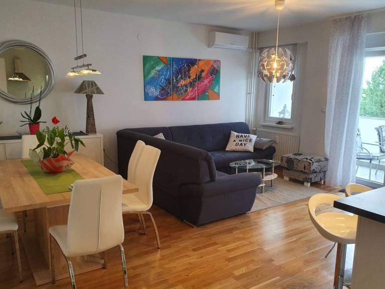 2 Zimmer Ferienwohnung mit Balkon Zagreb A 21800 a