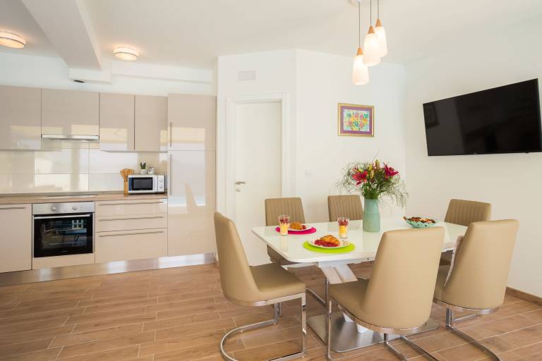 Fully equipped villa with yard & terrace | Beach nearby | Pets are welcome — photo 3