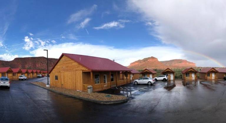 Lodge with barbecue & yard in Kanab, UT