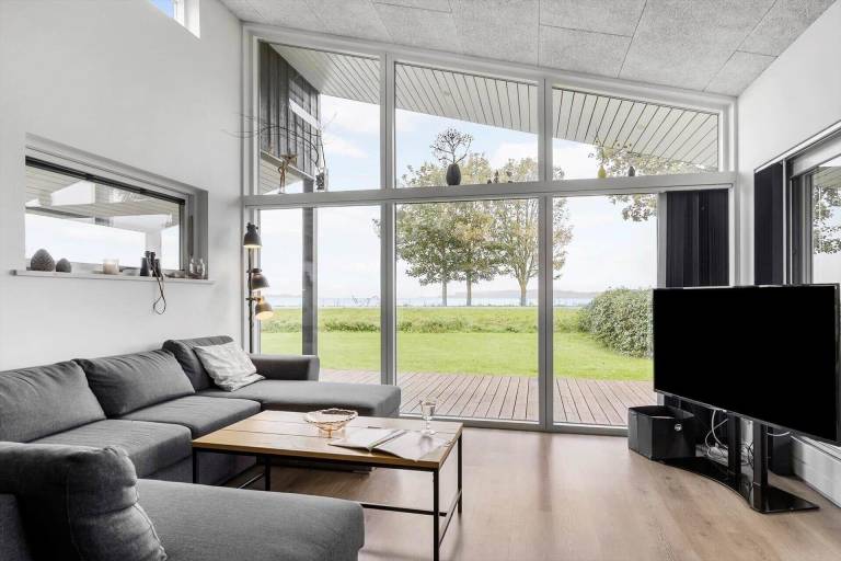 House with patio, BBQ & hot tub | Sea view — photo 4