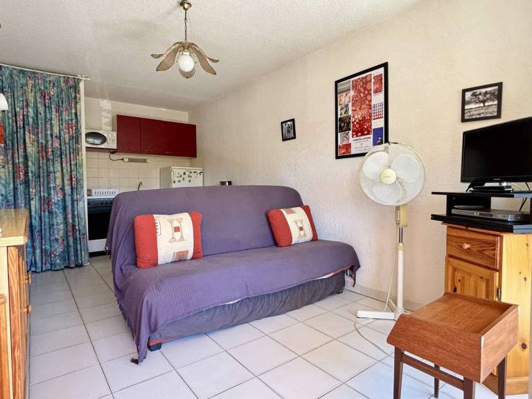 Seaside Apartment with Pool, 100m from Beach – Sleeps 4, Pet Friendly, Parking Included — photo 3