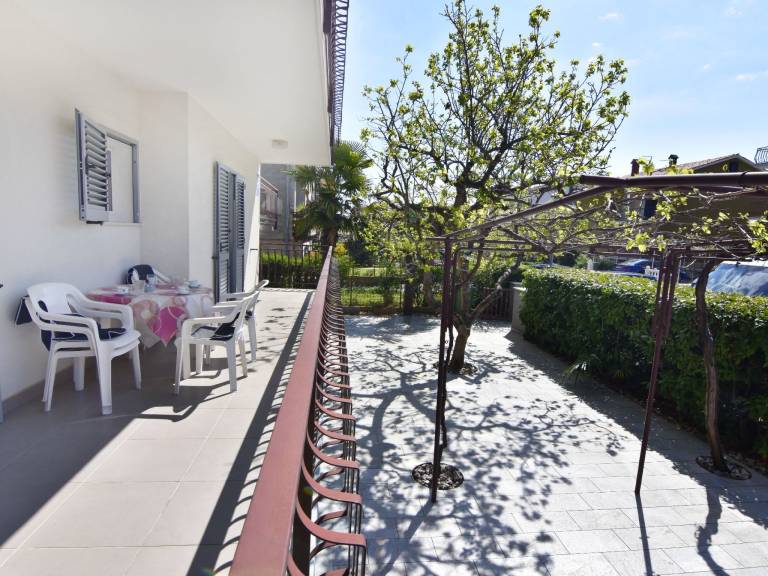 Charming apartment with yard & patio | Pets allowed — photo 2