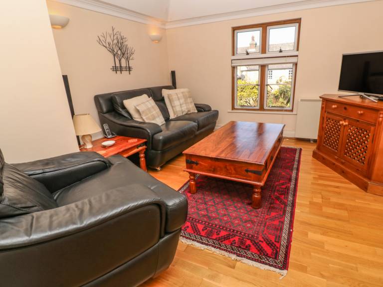 Children-friendly pleasant cottage with pool, yard & jacuzzi | Pets are welcome — photo 3