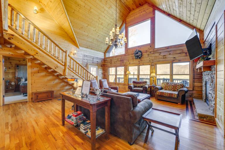 Deck & Mtn Views! Luxe Log Cabin in Waynesville — photo 4