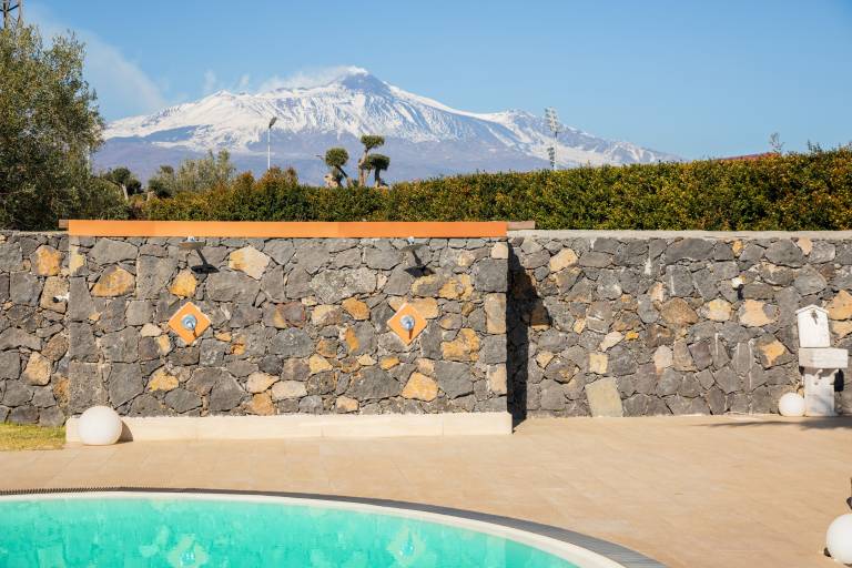 Holiday apartment with jacuzzi, garden & patio | Lake view — photo 2
