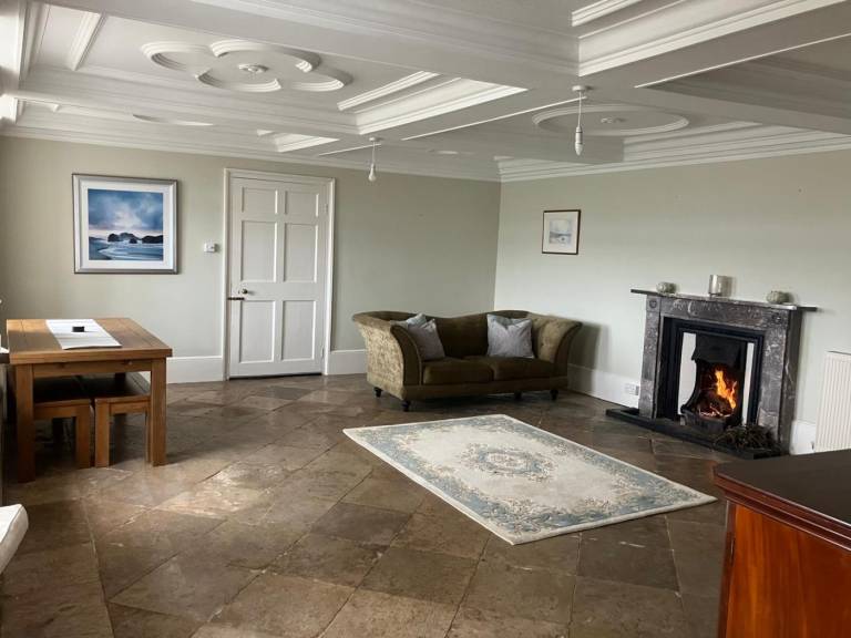 Cottage with jacuzzi & yard | Water view — photo 5