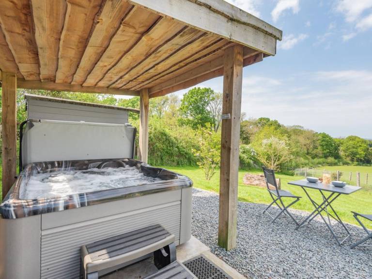 Charming cottage with jacuzzi & yard | Pets are welcome — photo 3