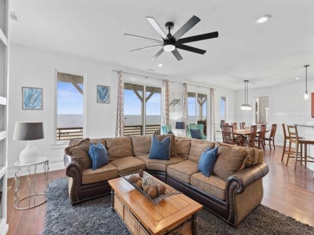A Shore Thing 2 - OCEANFRONT and PET FRIENDLY home - see the sunrise, hear the waves, feel the breeze - large oceanfront balcony — photo 2