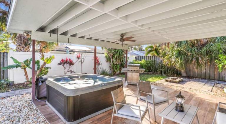 Beach Retreat Downtown Hot Tub — photo 3