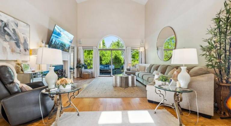 Spacious vacation home with hot tub | Dogs allowed in Bloomington, IN