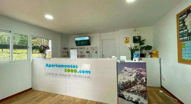 Serviced apartment with terrace, yard & pool — photo 5