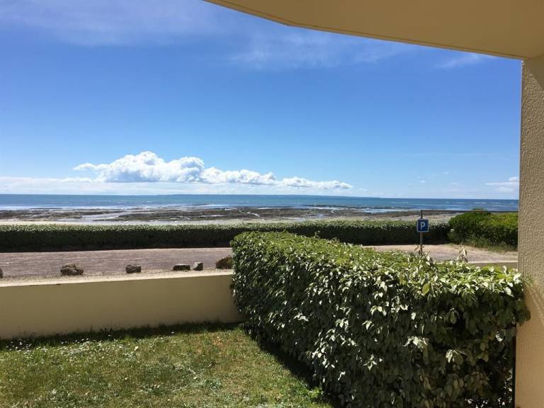 Rental apartment with BBQ & yard | Sea view — photo 2