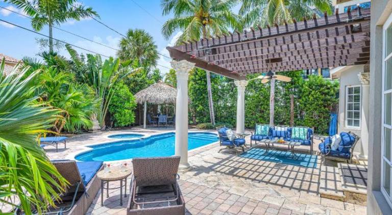 House with pool — photo 3