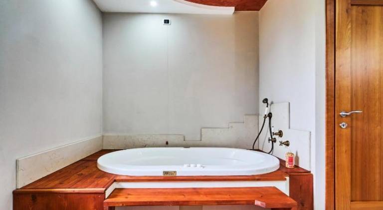 House with hot tub | Pets allowed — photo 5