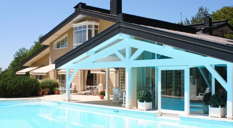 Chalet with jacuzzi & pool in Neuvecelle