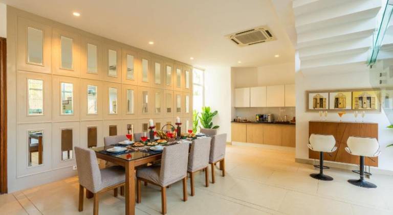 Villa with pool — photo 4