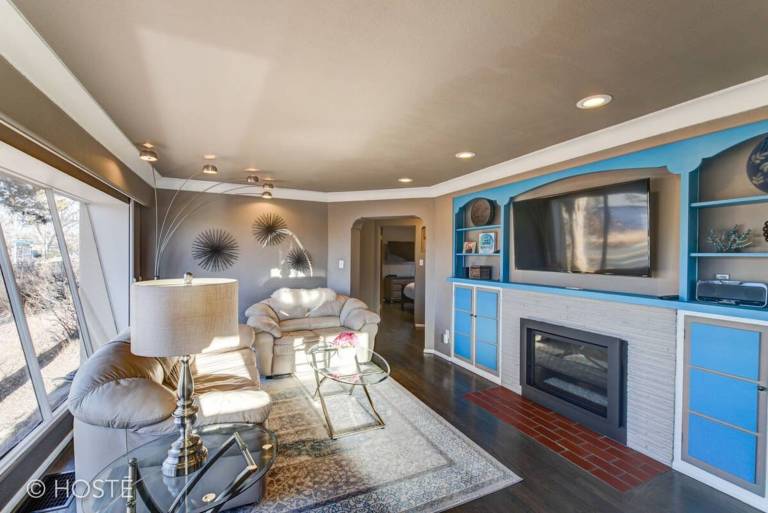 3BD Downtown Modern Home w Hot Tub Grill — photo 2