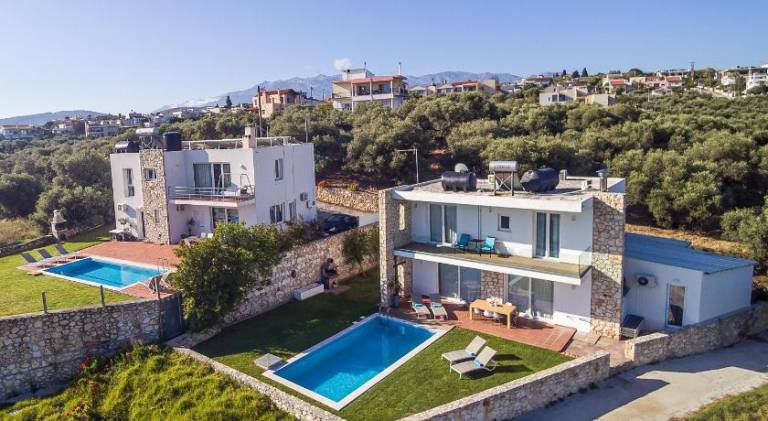 Villa with BBQ, private pool & patio — photo 3