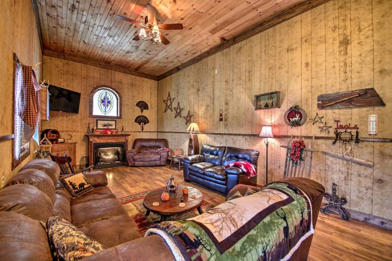 'The Bovard Lodge' Rustic Cabin Near Ohio River! — photo 2