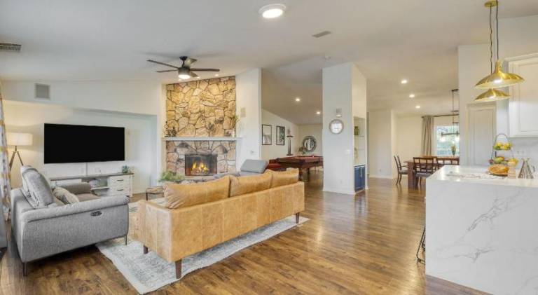 Ample villa with hot tub & pool | Pets allowed — photo 5