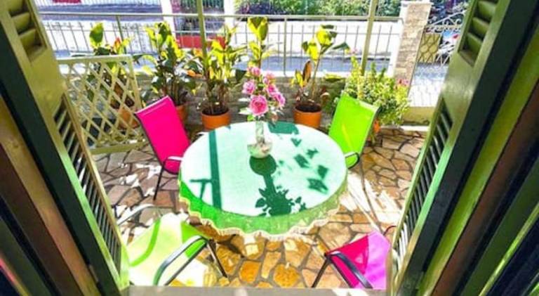 Apartment with garden — photo 4