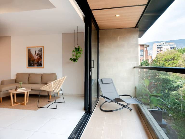 Perfect 3 BR w Balcony in Laureles Medell n