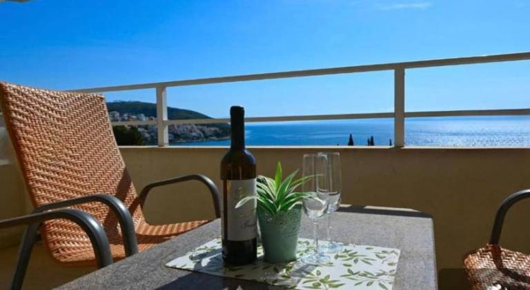 Holiday apartment with pool, terrace & yard | Dogs allowed — photo 2
