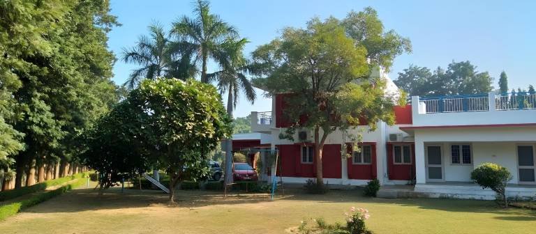Bungalow with garden in Faridabad