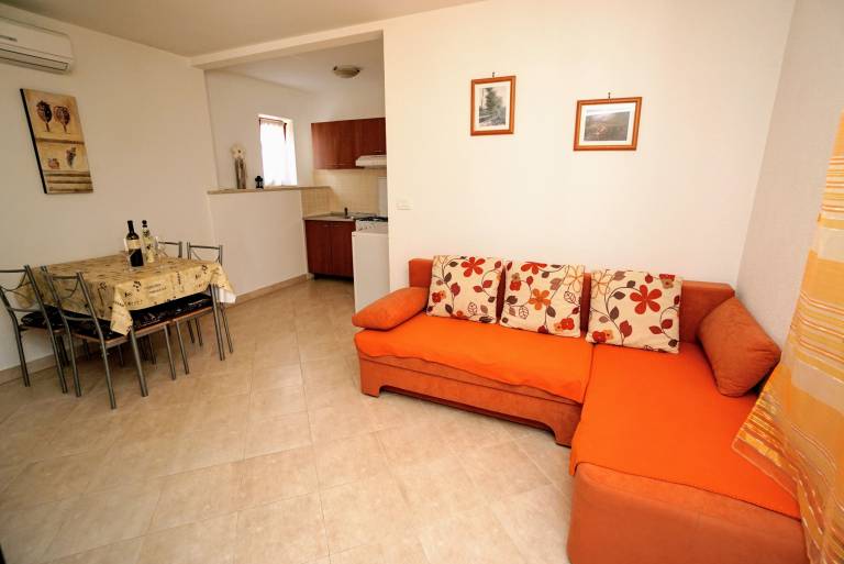 Charming apartment with patio, grill & yard | Garden view | Next to the beach | Pets allowed — photo 5