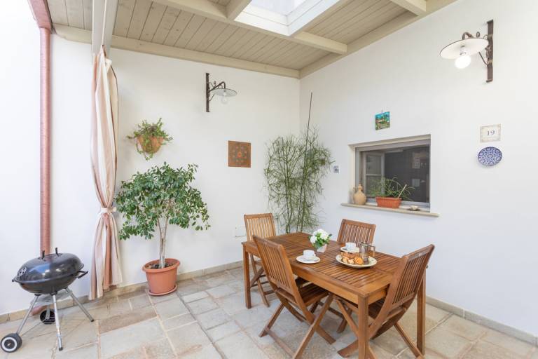 Family-oriented apartment with yard, barbeque & jacuzzi | City view | Pets are welcome — photo 4