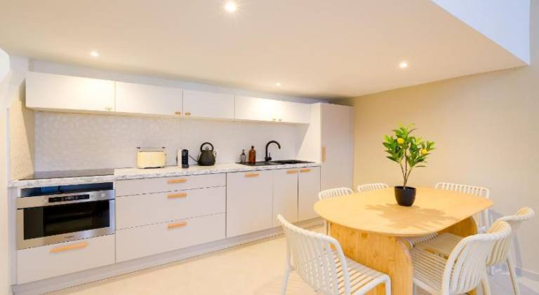 Rental apartment with hot tub & patio | Next to Notre-Dame de la Garde | Pets are welcome — photo 4