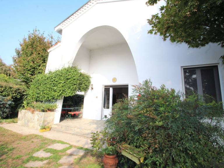 Vacation home with patio, yard & grill — photo 4