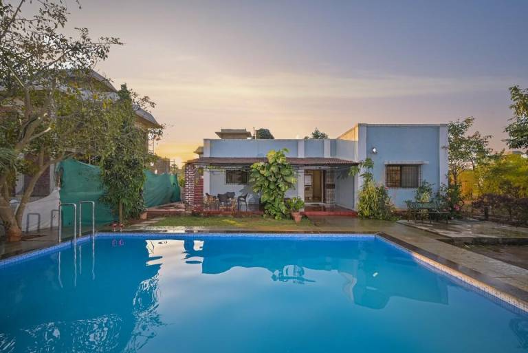 Villa with barbecue, yard & pool in Nashik
