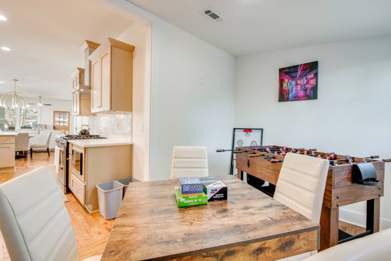 < 4 Mi to Mercedes-Benz: Modern West End ATL Stay — photo 2