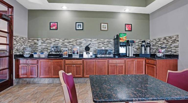 Travelodge by Wyndham Iowa City — photo 3