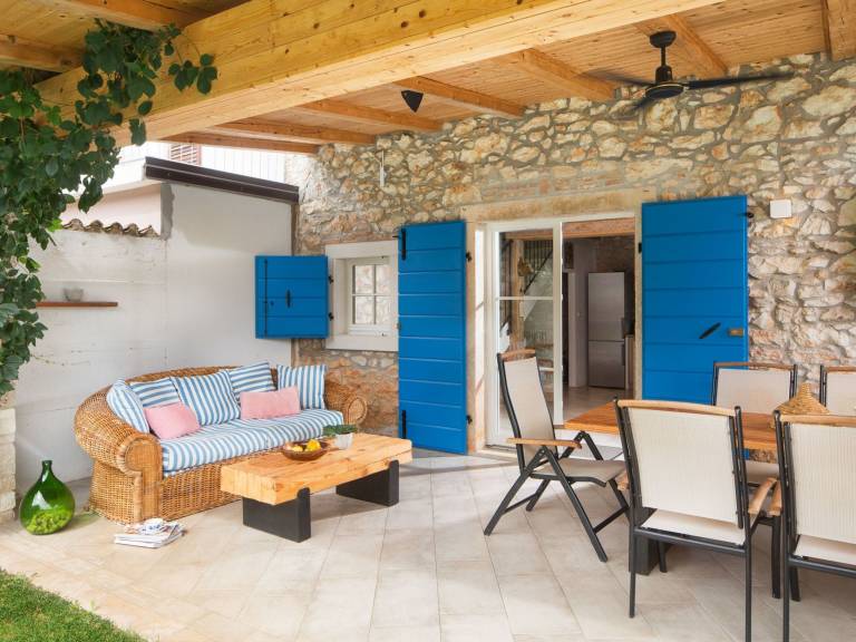 Vacation home with barbecue & private pool — photo 4