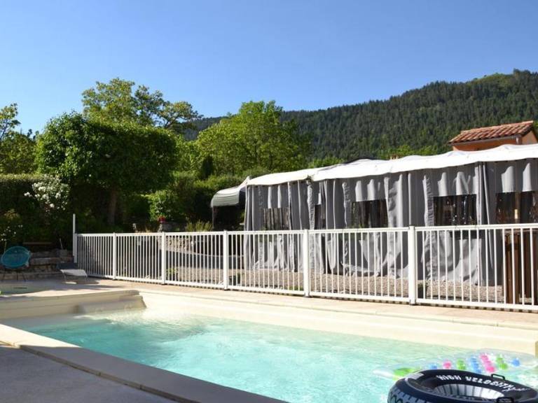 Pleasant chalet with pool & patio | Pets allowed — photo 3