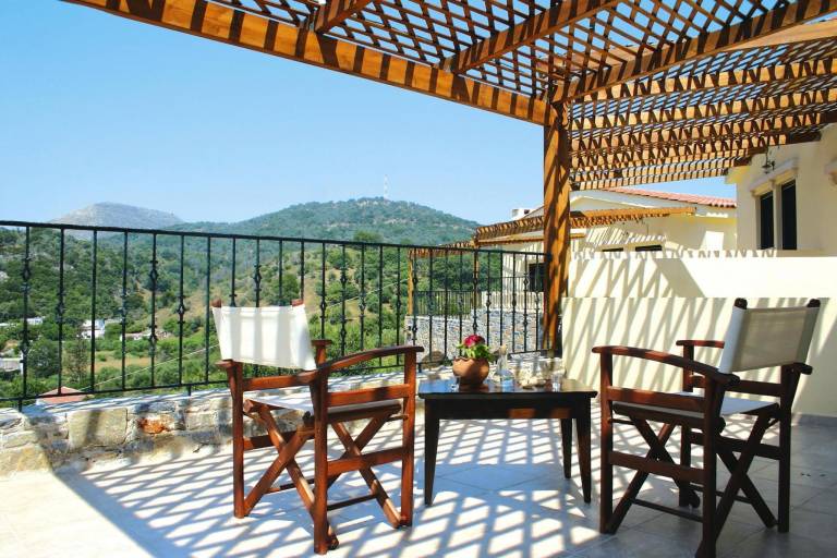 Holiday apartment with pool, yard & patio — photo 4